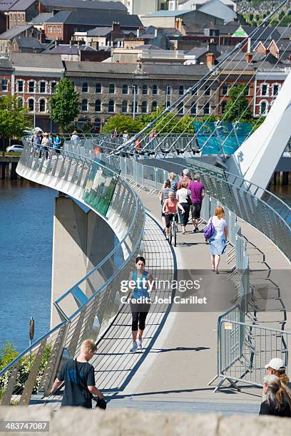 the peace bridge and river foyle in derry, northern ireland - derry northern ireland stockfoto's en -beelden