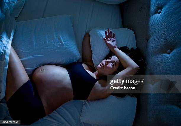 mulher grávida com insónia - pregnant imagens e fotografias de stock