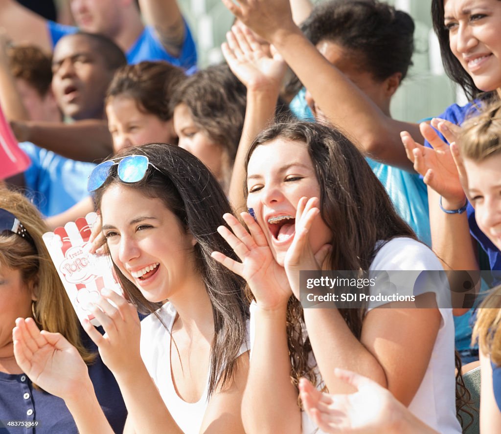 Aufgeregt Gruppe von fans, die jubeln auf team vom Stadion-Tribüne