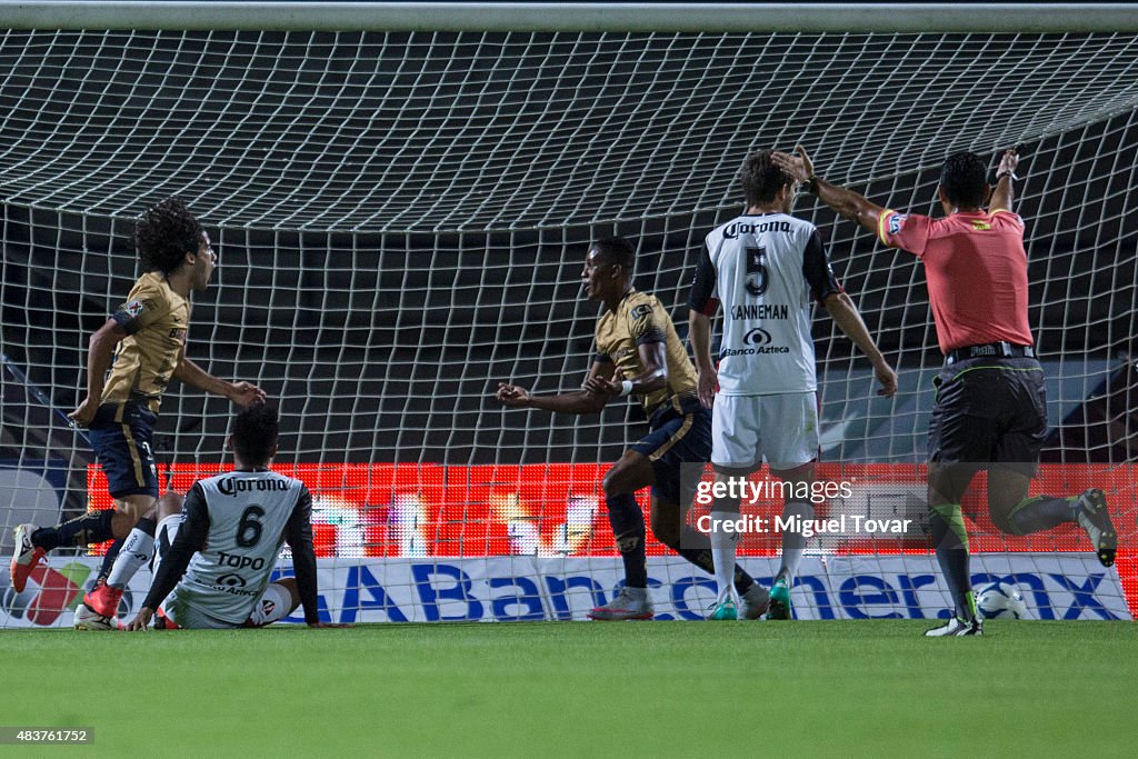 Pumas UNAM v Atlas - Apertura 2015 Liga MX