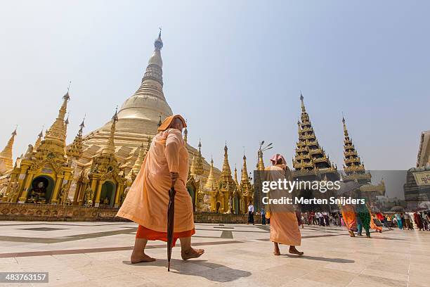 Nuns At Shwedagon Pagoda, Stock-Foto