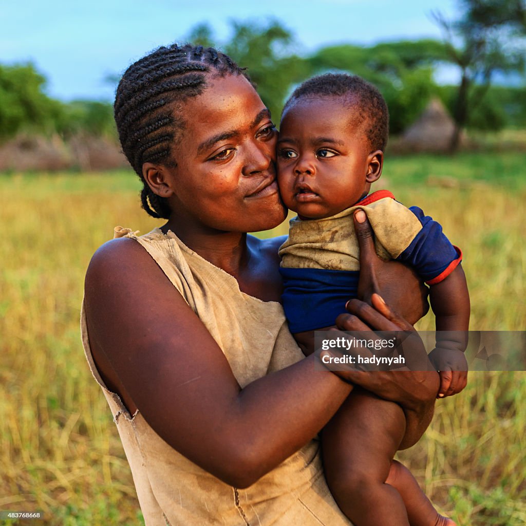 Tribu Samai mujer agarrando su bebé, Etiopía, África