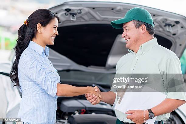 frau mit dem auto an die mechaniker - happy client by broken car stock-fotos und bilder