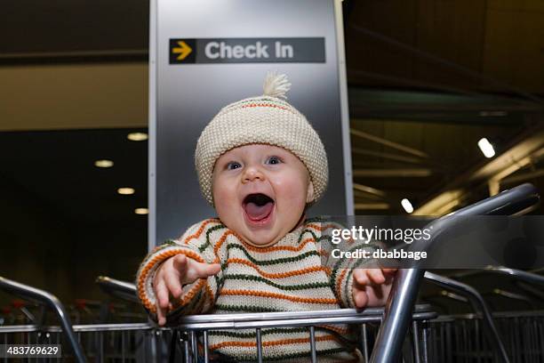 check-in – - toddler at airport stock-fotos und bilder