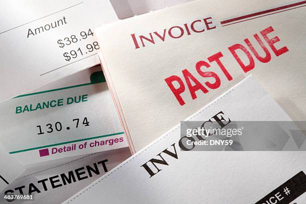 past due notice stamped on an invoice - deadline stockfoto's en -beelden