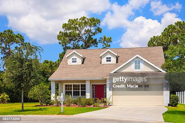 new cozy  cottage - buitenwijk stockfoto's en -beelden