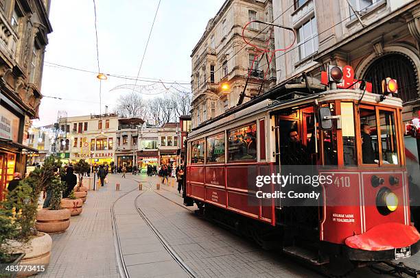 rues d'istanbul - shopping trolley photos et images de collection