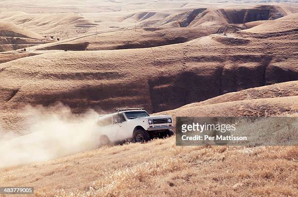 off road drive with dust trail - per mattisson stock-fotos und bilder