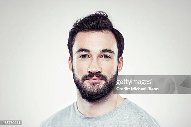 head and shoulders portrait - solo un uomo giovane foto e immagini stock