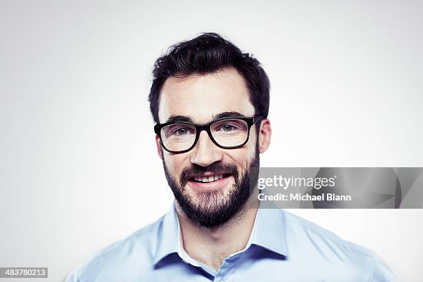 head and shoulders portrait - capelli neri foto e immagini stock