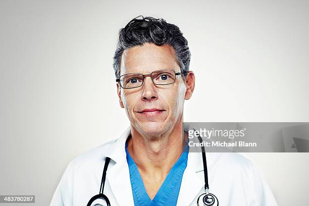 portrait of medical professional - doctor portrait stockfoto's en -beelden