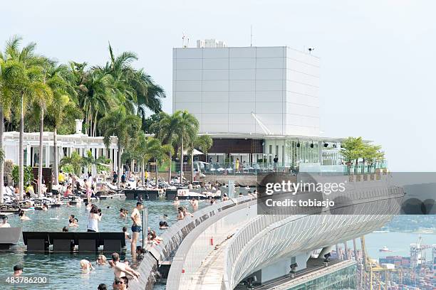 marina bay sands hotel-infinity pool - marina bay sands pool stock-fotos und bilder