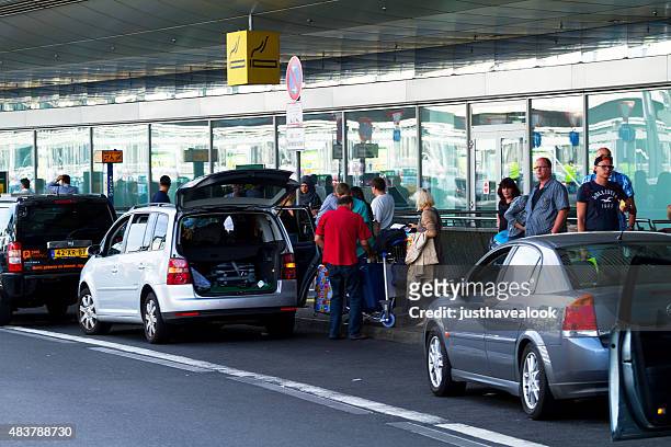 departure parking lot airport düsseldorf - düsseldorf stockfoto's en -beelden