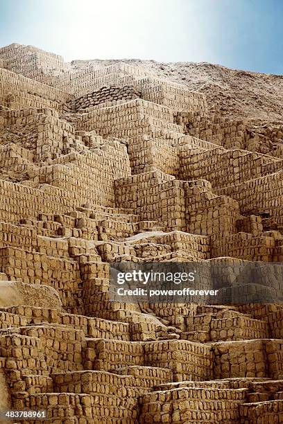 huaca pucllana - lima, peru - lima perú stockfoto's en -beelden