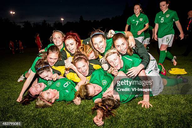 Team of Ierland celebrate the victory during the UEFA European Women's Under-19 Championship qualifying match between Turkey U19 and Repuplic of...