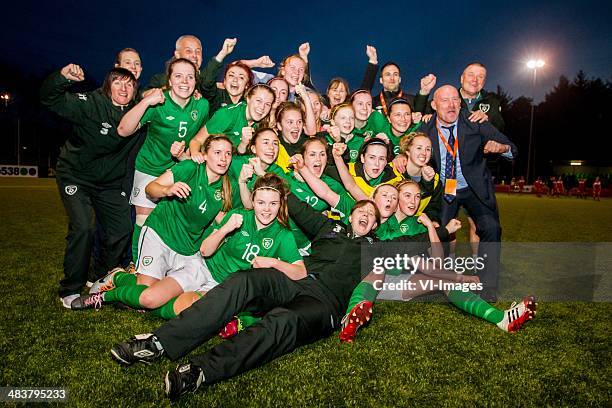 Team of Ierland celebrate the victory during the UEFA European Women's Under-19 Championship qualifying match between Turkey U19 and Repuplic of...