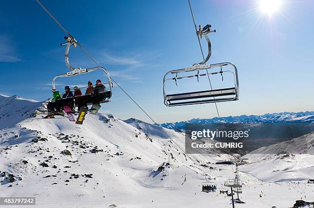 スキーリフトの雪とのフィールド - queenstown ストックフォトと画像