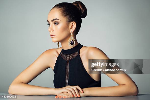 studio shot of young beautiful woman - jewellery model stockfoto's en -beelden