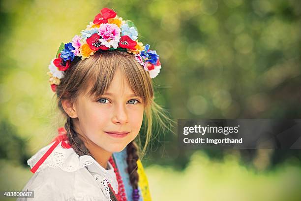 little girl in folk costume (krakowianka) - folk 個照片及圖片檔