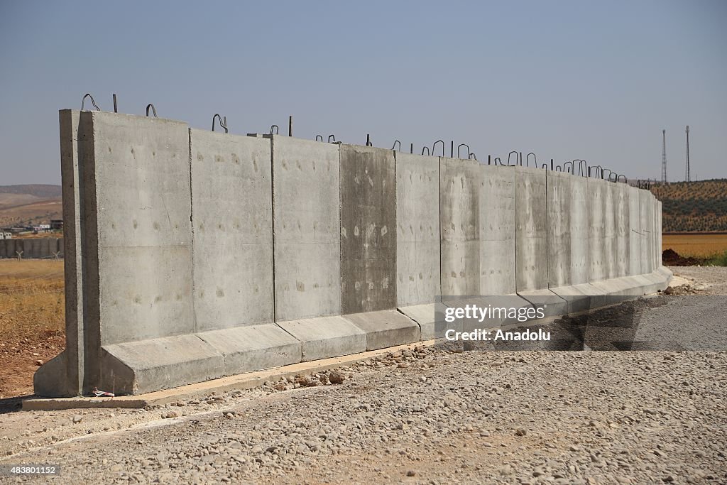 Turkey builds wall to secure border with Syria