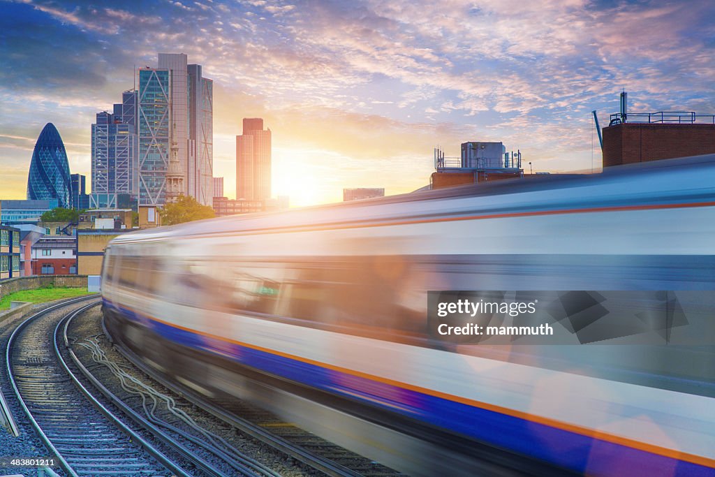 London Overground mit Wolkenkratzern im Hintergrund