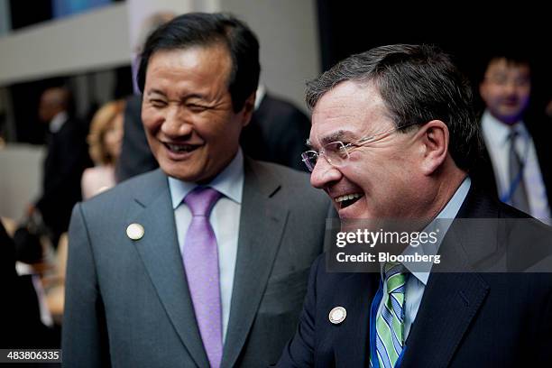 Jim Flaherty, Canada's minister of finance, right, talks to Yoon Jeung Hyun, finance minister of South Korea, at the Group of 20 ministers and...