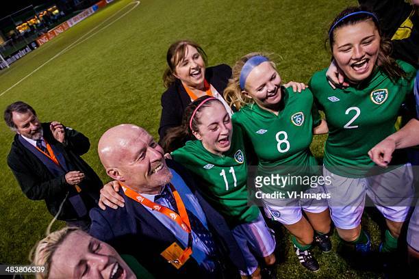 Savannah McCarthy of Ierland, coach David Connel of Ierland, Amy O'Connor of Ierland, Grace Wright of Ierland, Keeva Keenan of Ierland during the...