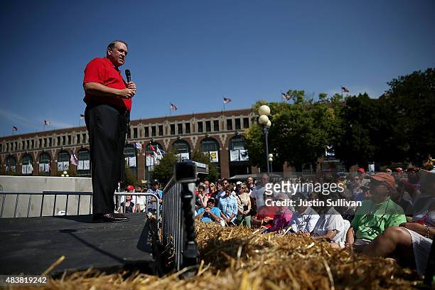 Republican presidential hopeful and former Arkansas Gov. Mike Huckabee speaks to fairgoers at the Iowa State Fair on August 13, 2015 in Des Moines,...