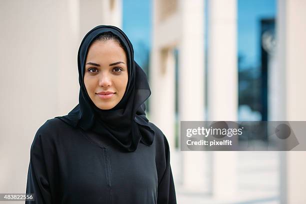 emirati woman - arab woman portrait stockfoto's en -beelden