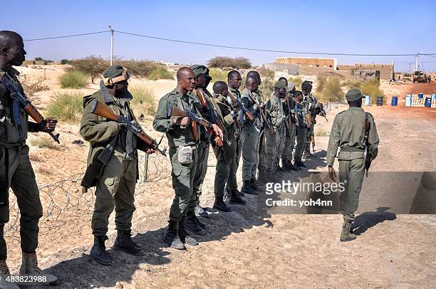 アフリカの兵士グループ rebel - 西アフリ�カ マリ共和国 ストックフォトと画像