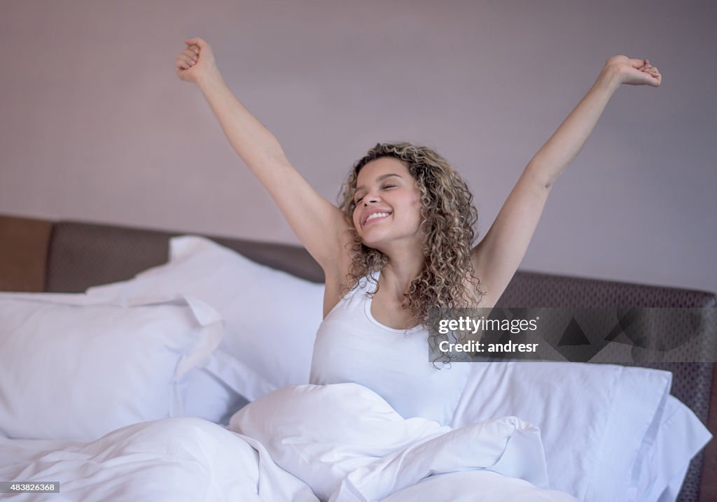 Mujer en la cama despertar en la mañana