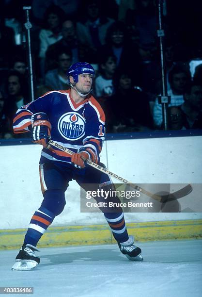 Mark Messier of the Edmonton Oilers skates with the puck during an NHL game against the New York Islanders circa 1990 at the Nassau Coliseum in...