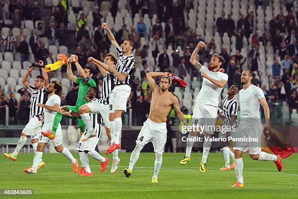 Players of Juventus celebrate victory at the end of the UEFA Europa League quarter final match between Juventus and Olympique Lyonnais at Juventus...