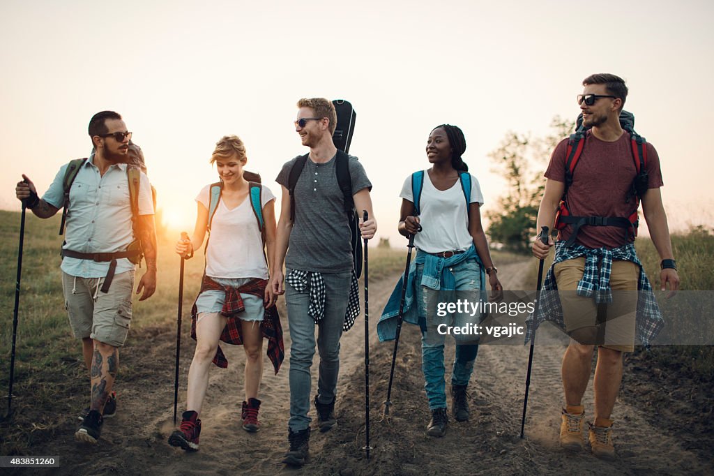 Gruppe Wandern In der Natur.