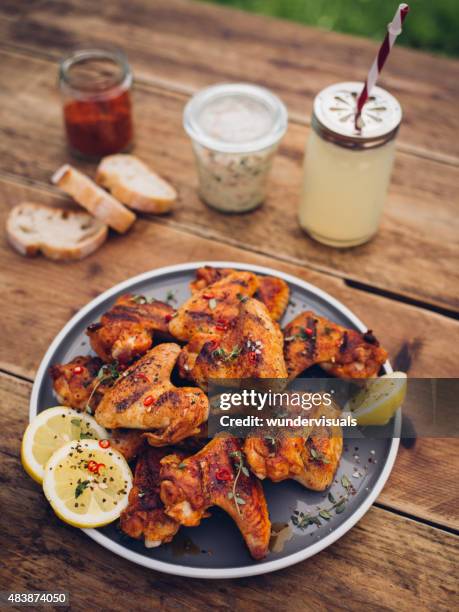 asas de frango picante com verão bebidas e dos condimentos - asa de frango imagens e fotografias de stock