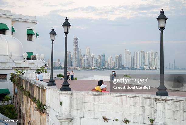 abend in panama city, panama - casco viejo stock-fotos und bilder