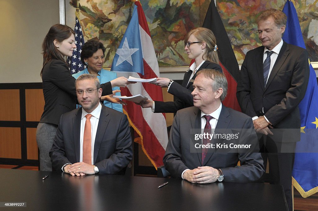 Puerto Rico Governor Alejandro Garcia Padilla And Lufthansa Technik Sign Agreement To Create A New Lufthansa Aviation Facility
