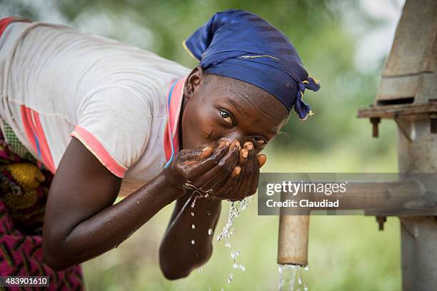 frau an einem gut - bohrloch stock-fotos und bilder