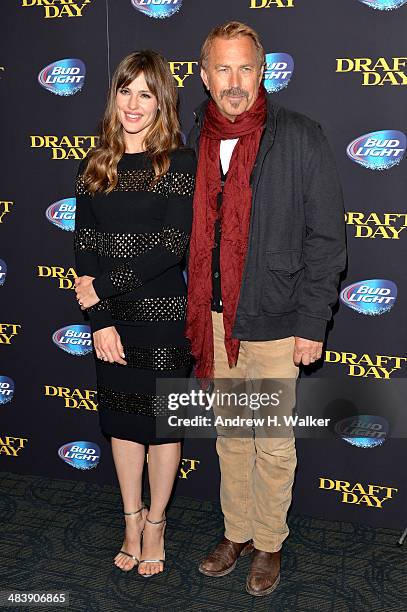 Jennifer Garner And Kevin Costner Photos and Premium High Res Pictures