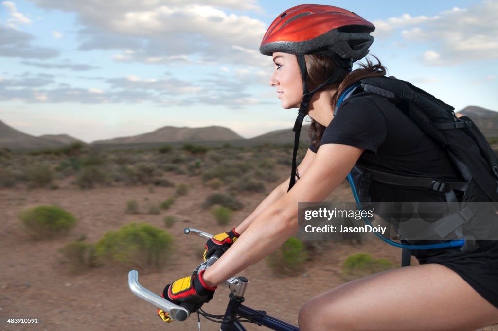 Giovane donna avventurosa in Mountain Bike