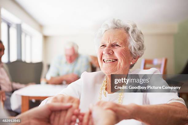 喜んでお手伝いいたします。 - nursing home smiling ストックフォトと画像