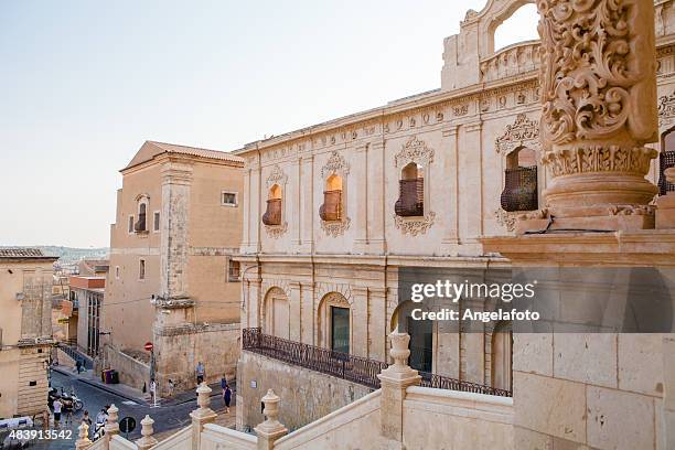 terraza la iglesia de san francisco, noto, sicilia - noto fotografías e imágenes de stock