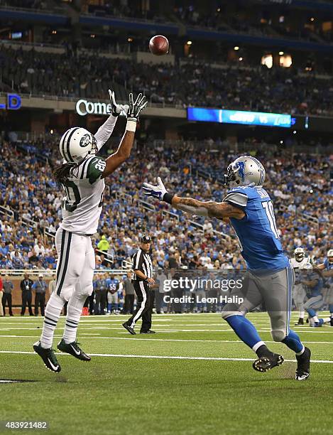 Marcus Williams of the New York Jets intercepts the pass from quarterback Kellen Moore of the Detroit Lions to end the second quarter of the...