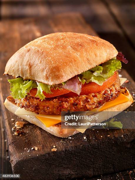 ciabatta-cheeseburger mit gemischten blattsalaten - ciabatta stock-fotos und bilder