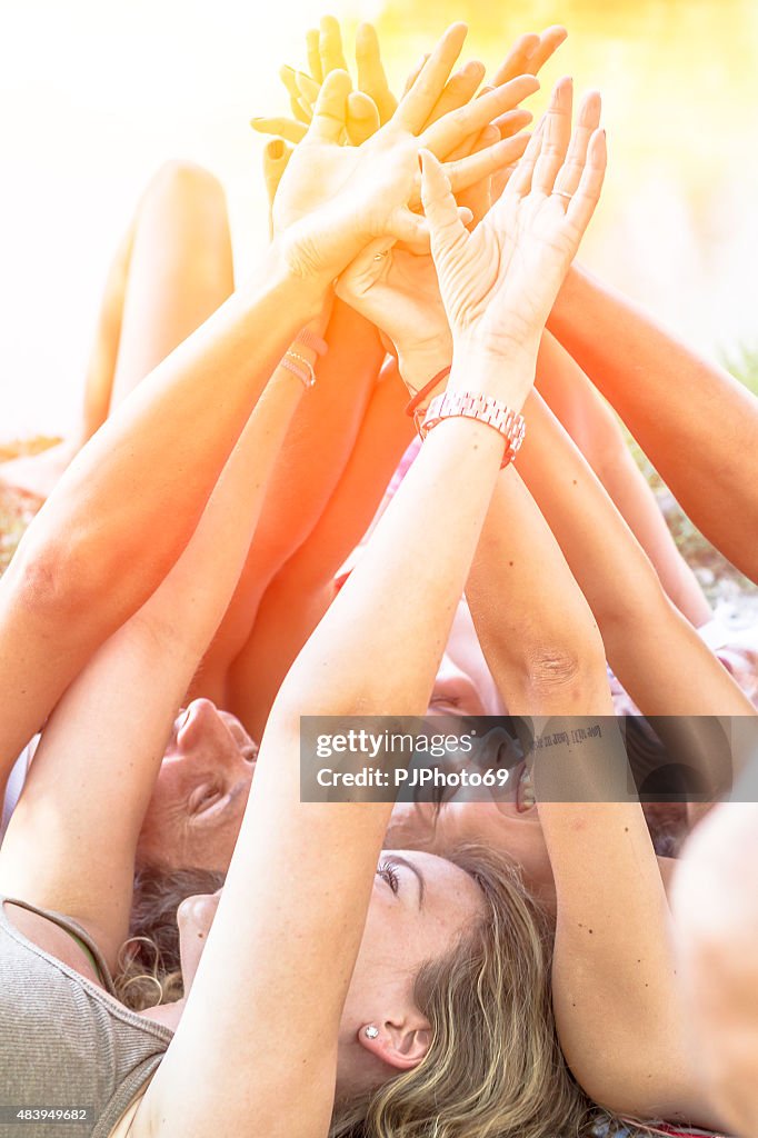 Gruppe von Freunden mit Händen in den Händen auf air