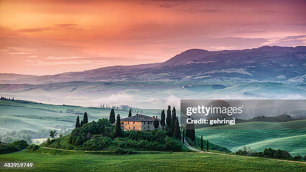 sunrise en toscana - tuscany fotografías e imágenes de stock