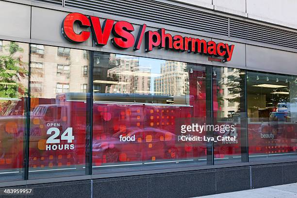 cvs pharmacy in new york city - cvs pharmacy stockfoto's en -beelden