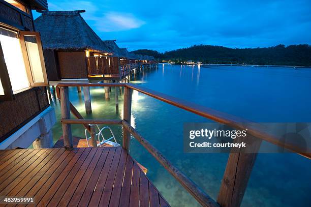 blick vom balkon der bungalow über dem wasser - fiji stock-fotos und bilder