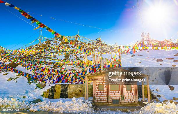 schöne landschaft im norden von indien - kashmir stock-fotos und bilder