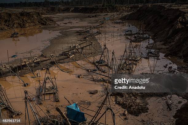 Hundreds of police officers attend an operation in illegal gold mining area of La Pampa, in Madre de Dios, southern Peruvian jungle on July 13, 2015....